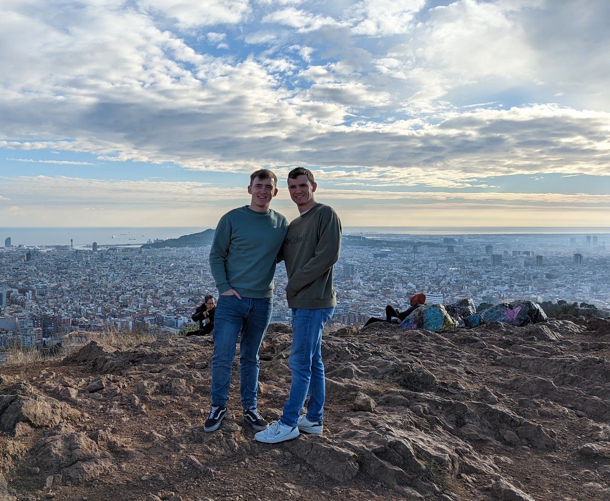 Brandon y Paolo en un mirador con Barcelona de fondo
