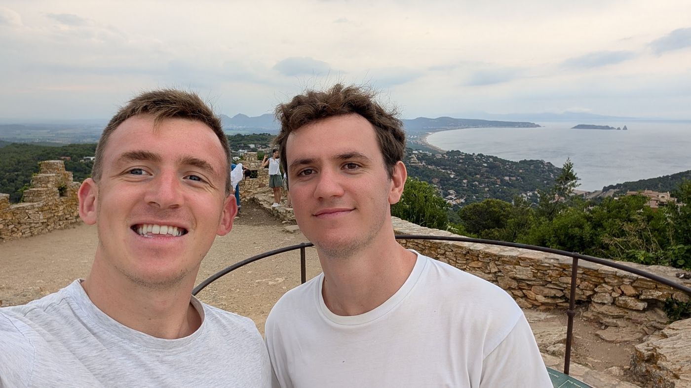 Brandon y Paolo en un mirador junto al mar